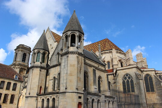 La cath&eacute;drale de Langres (vue lat&eacute;rale arri&egrave;re)
