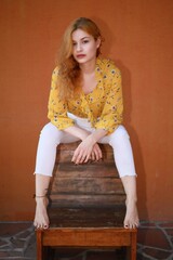 Naklejka premium Hübsche junge Frau mit rotem Haar