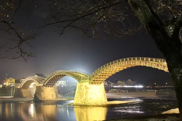 Cercles muraux Le pont Kintai Le pont doré de Kintaikyo est illuminé Le paysage de la nature japonaise et la ville d& 39 Iwakuni la nuit