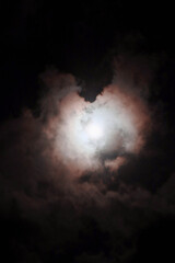 Fototapeta na wymiar Luna detrás de las nubes