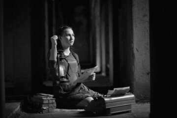 Fototapeta premium Retro girl in the old house reading books