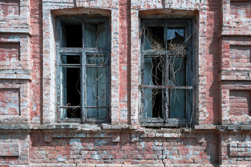 Fototapeta na wymiar abandoned house. Ruin. Outskirts of the city. Abandoned houses. Broken old windows. Old buildings. Past. Ruins.