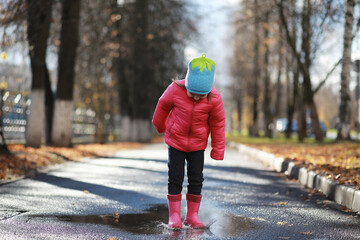 Fototapeta premium Children walk in the autumn park