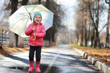 Children walk in the autumn park