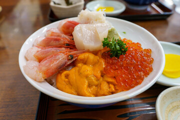 新鮮な海鮮丼