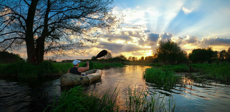 Packraft o zachodzie słońca nad rzeką Swędrnią koło Kalisza.