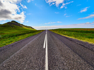 Carreteras y campos verdes de Islandia proximo a Vik