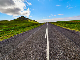 Fototapeta na wymiar Carreteras y campos verdes de Islandia proximo a Vik