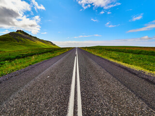 Carreteras y campos verdes de Islandia proximo a Vik