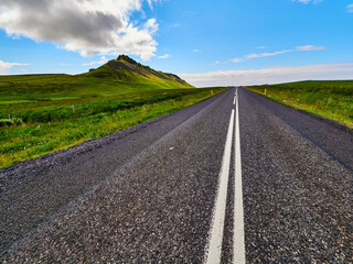 Carreteras y campos verdes de Islandia proximo a Vik