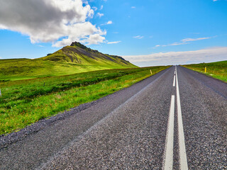 Carreteras y campos verdes de Islandia proximo a Vik