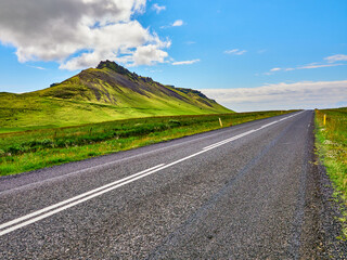 Carreteras y campos verdes de Islandia proximo a Vik