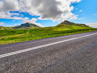 Carreteras y campos verdes de Islandia proximo a Vik