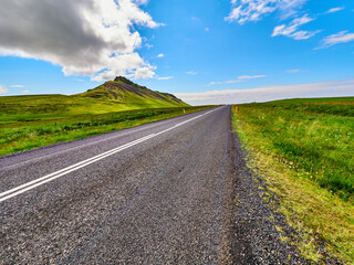 Carreteras y campos verdes de Islandia proximo a Vik