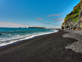 Playa de Reynisfjara cerca de Vik en Islandia