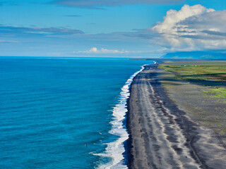 Playas negras de Dyrhólaey en Islandia cerca de Vik