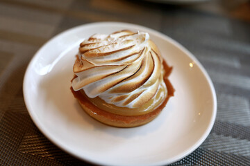 Cake basket with topping on plate
