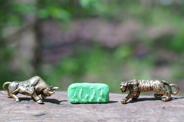 Metal tiger and bull close-up. Next to the date 2022.