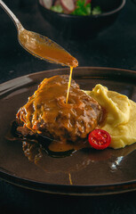 Pour the sauce on the cutlet