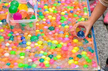 縁日のスーパーボールすくいで遊ぶ