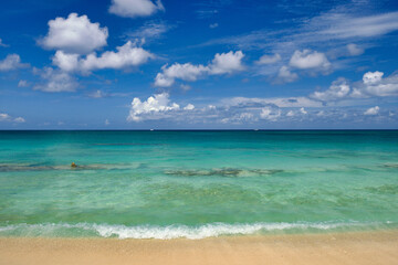 Eaux cristallines et sable rosé sur une plage vide de sept milles sur l& 39 île tropicale des Caraïbes Grand Cayman