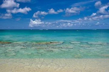 Papier Peint photo Plage de Seven Mile, Grand Cayman Eaux cristallines et sable rosé sur une plage vide de sept milles sur l& 39 île tropicale des Caraïbes Grand Cayman