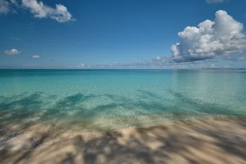 Foto op Plexiglas Seven Mile Beach, Grand Cayman Kristalhelder water en roze zand op een leeg strand van zeven mijl op het tropische Caraïbische Grand Cayman Island
