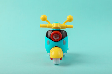Naklejka premium Toy scooter model close up on blue background