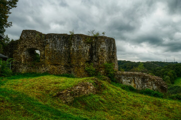 Historische Burgruine auf einem Berg in Blankenberg
