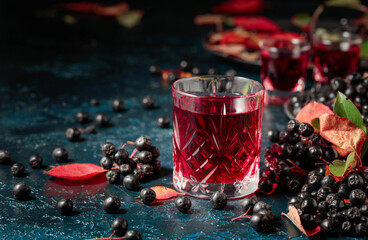Black chokeberry juice and fresh berries.