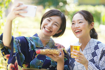 自撮りする女性