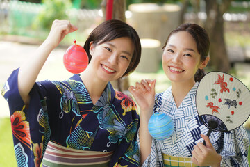 ヨーヨーを持つ女性