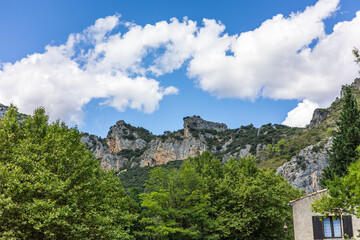 Paysage autour du sentier de randonnée des Fenestrettes à Saint-Guilhem-le-Désert (Occitanie, France)