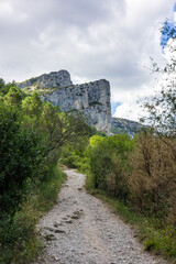 Fototapeta na wymiar Paysage autour du sentier de randonnée des Fenestrettes à Saint-Guilhem-le-Désert (Occitanie, France)