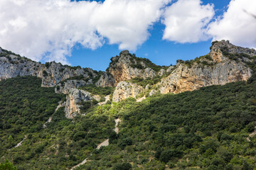 Paysage autour du sentier de randonnée des Fenestrettes à Saint-Guilhem-le-Désert (Occitanie, France)