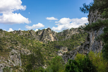 Paysage autour du sentier de randonnée des Fenestrettes à Saint-Guilhem-le-Désert (Occitanie, France)