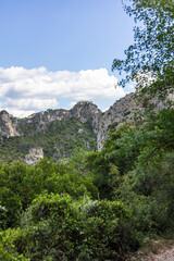 Fototapeta na wymiar Paysage autour du sentier de randonnée des Fenestrettes à Saint-Guilhem-le-Désert (Occitanie, France)