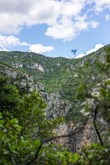 Paysage autour du sentier de randonnée des Fenestrettes à Saint-Guilhem-le-Désert (Occitanie, France)