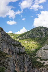 Obraz premium Paysage autour du sentier de randonnée des Fenestrettes à Saint-Guilhem-le-Désert (Occitanie, France)