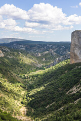Paysage autour du sentier de randonn&eacute;e des Fenestrettes &agrave; Saint-Guilhem-le-D&eacute;sert (Occitanie, France)