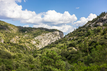 Paysage autour du sentier de randonnée des Fenestrettes à Saint-Guilhem-le-Désert (Occitanie, France)