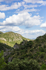 Paysage autour du sentier de randonnée des Fenestrettes à Saint-Guilhem-le-Désert (Occitanie, France)