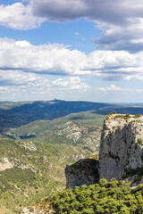 Paysage autour du sentier de randonnée des Fenestrettes à Saint-Guilhem-le-Désert (Occitanie, France)