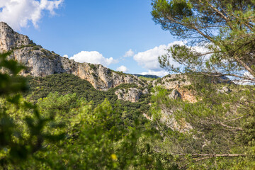 Paysage autour du sentier de randonnée des Fenestrettes à Saint-Guilhem-le-Désert (Occitanie, France)
