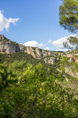 Paysage autour du sentier de randonnée des Fenestrettes à Saint-Guilhem-le-Désert (Occitanie, France)