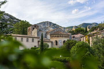 Vue sur l'abbaye de Gellone, entourée de montagnes, à Saint-Guilhem-le-Désert (Occitanie, France)