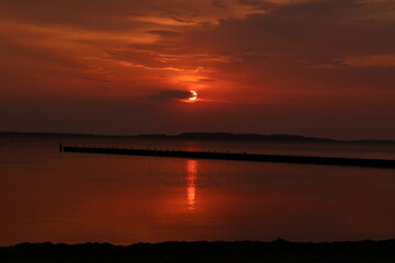 Fototapeta na wymiar Sonnenuntergang am Meer Abendrot (sunset over the sea)