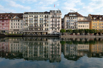 Fototapeta na wymiar Façade palais se reflétant sur la rivière Reuss de la ville de Lucerne en Suisse au levé du jour
