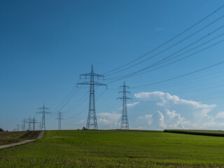 Fototapeta na wymiar Strommasten einer Überland Leitung