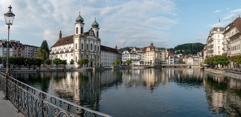 panoramique sur rivière Reuss traversant ville de Lucerne en Suisse au levé du jour